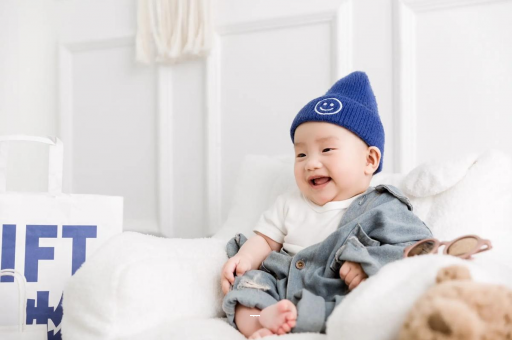 敦煌宝宝吃奶蹬腿烦躁扭动